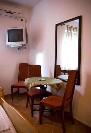 Апартаменты LAV Apartments Херцег-Нови Номер-студио с террасой (3 взрослых).-5